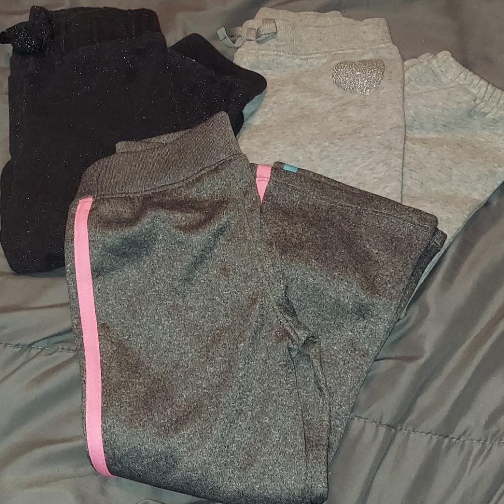 Price Drop ⬇️ $5     3 Pairs - Girls 3T Sweatpants